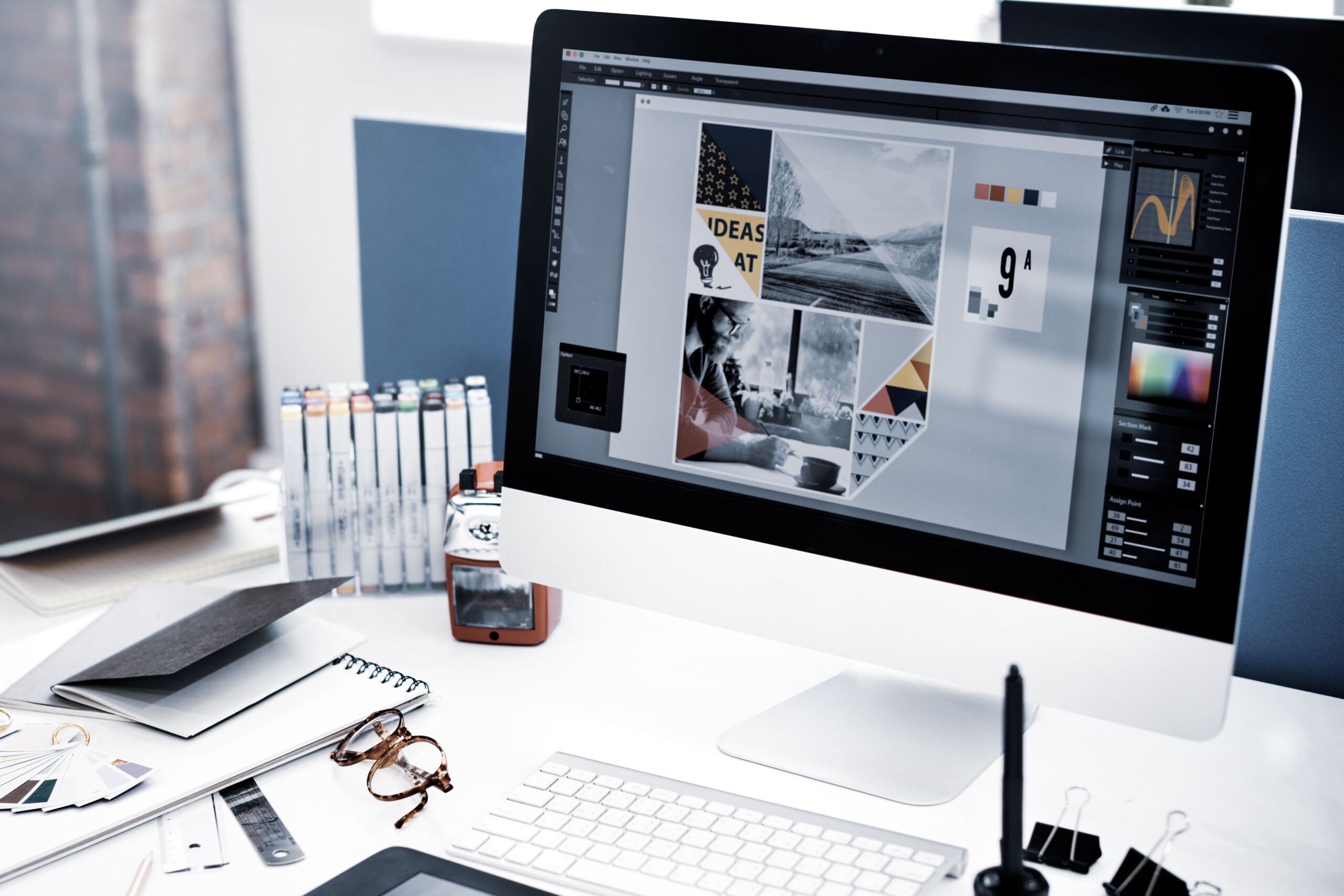 Diseñador gráfico trabajando en un ordenador con software de diseño
